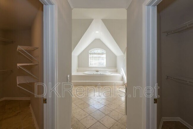 Building Photo - 841 Lakeglen Dr