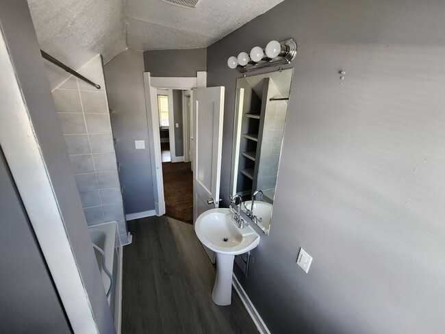 Building Photo - 3 Bedroom House
