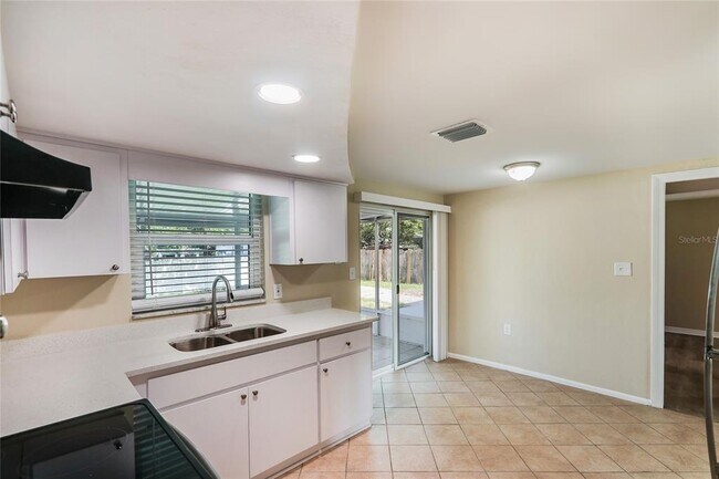 Building Photo - 9236 Rainbow Ln