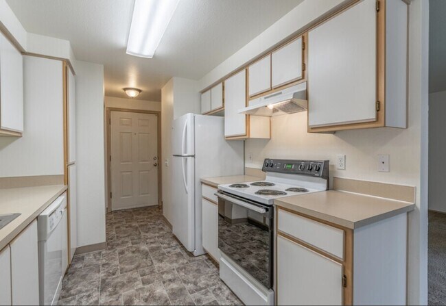 Building Photo - Lakeside Living in Corvallis - Affordable Comfort with Scenic Views!