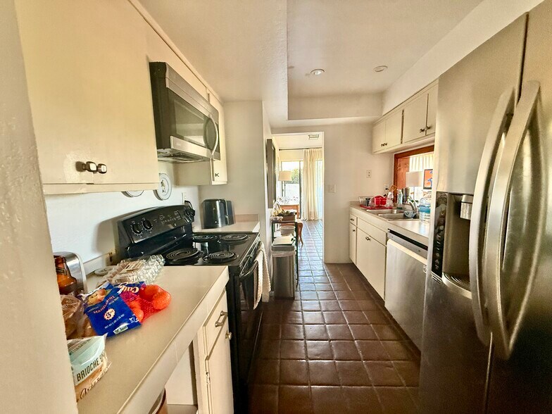 Kitchen - 3375 Foothill Rd