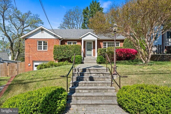 Building Photo - 2718 S June St