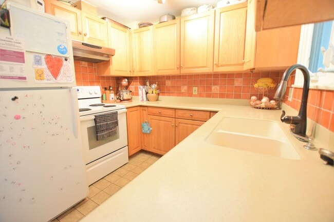 Building Photo - Bright 4 Bedroom Walking to IC