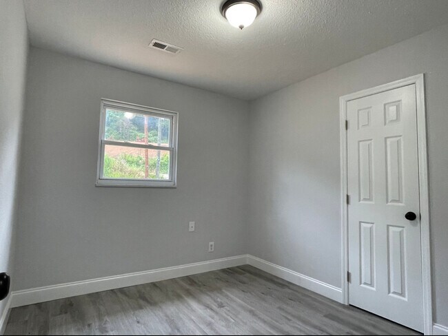 Building Photo - 3106 Greenway Dr