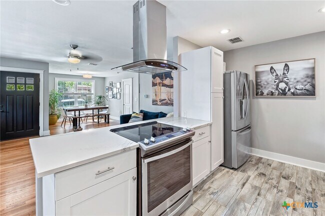 Building Photo - 2404 Oak Crest Ave