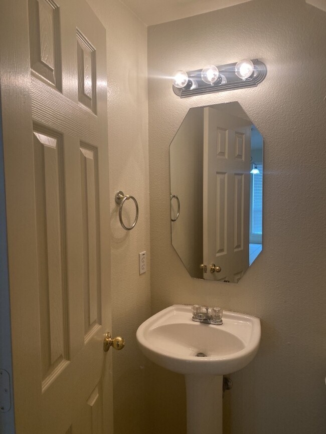 Building Photo - Townhome 3/2/2 in Arlington