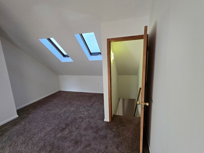 Building Photo - Spacious two-bedroom townhome in Stockerto...