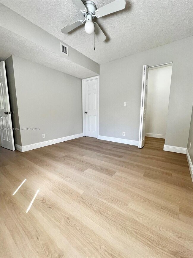 Building Photo - 9855 Westview Dr