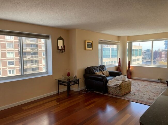 Building Photo - 8-12 Museum Way