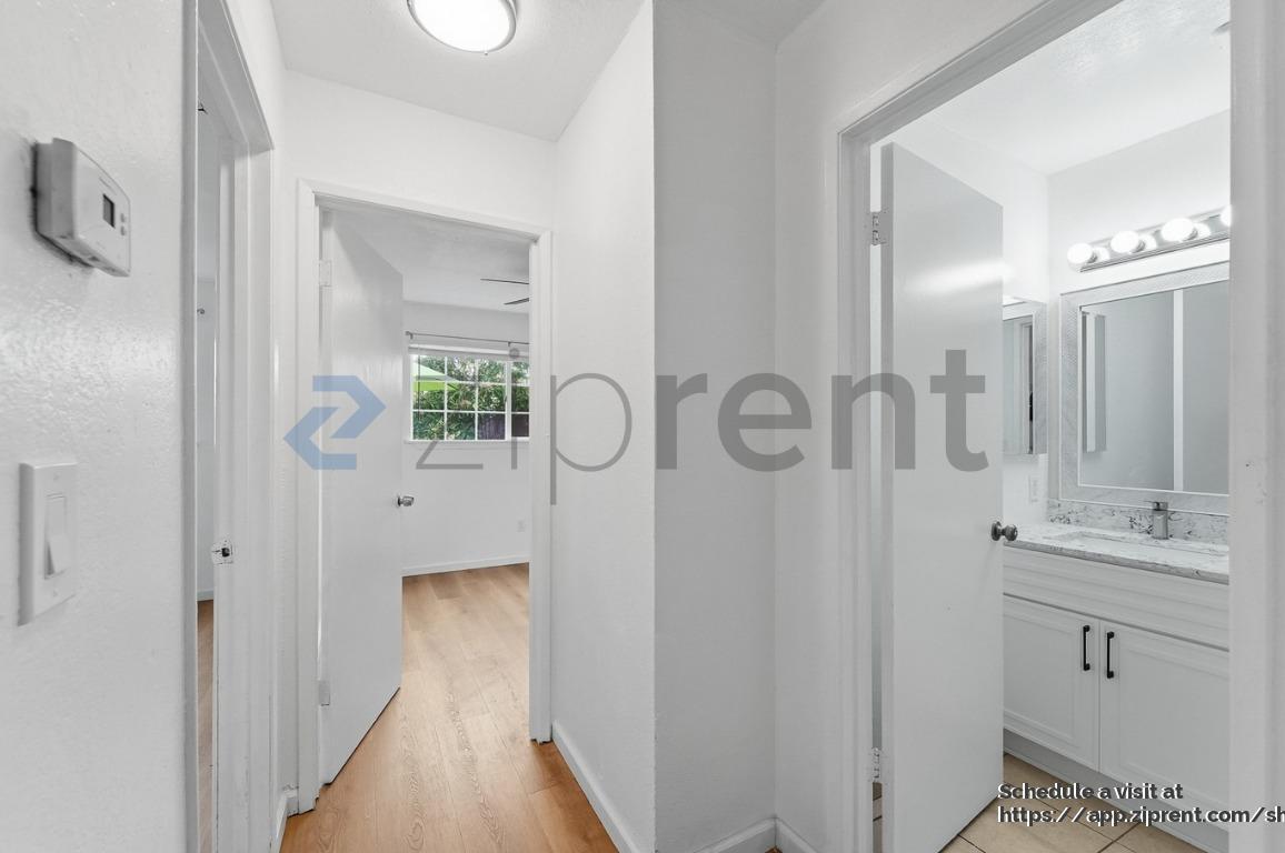 Building Photo - 1657 Knickerbocker Dr