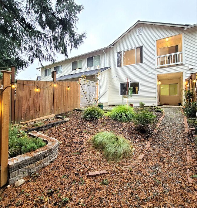 Building Photo - 2 Story Home in Silver Firs
