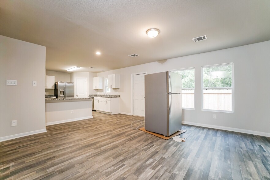 Building Photo - 15815 Del Norte Dr