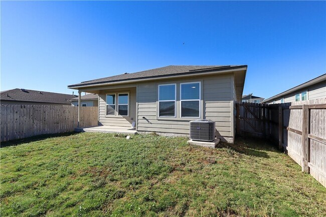 Building Photo - 910 Kickapoo Ln