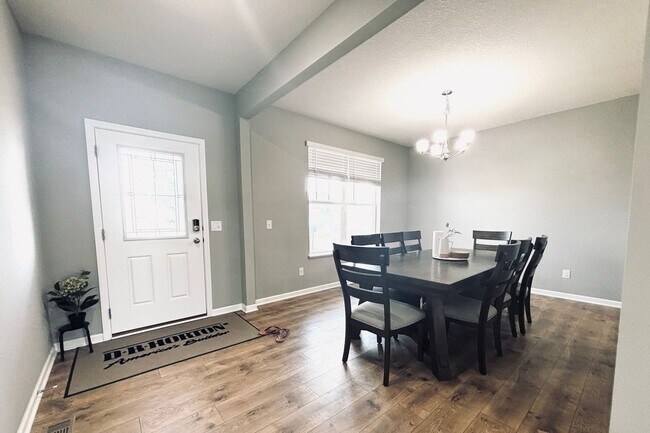 Building Photo - Stunning 5bed/3 1/2 bath Home in Shakopee!