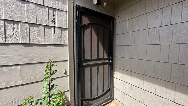 Building Photo - AVAILABLE NOW! 2 BED/1 BATH TOWNHOME W/ LO...