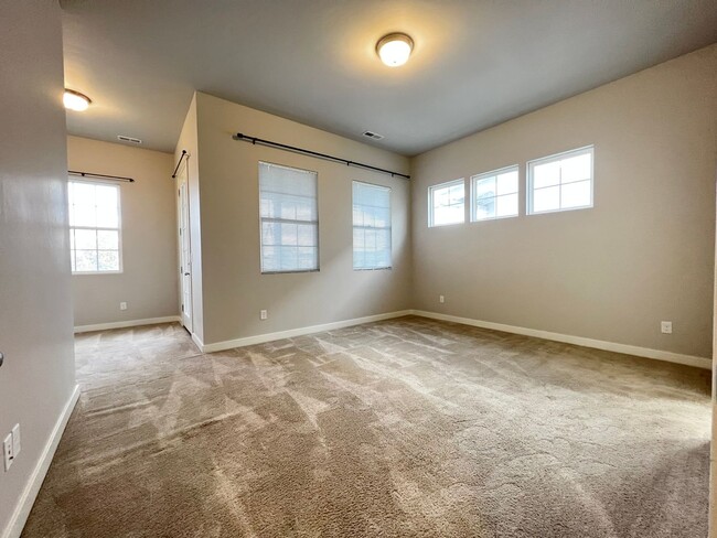 Building Photo - 3 Bedroom/3.5 Bathroom Townhome in South J...