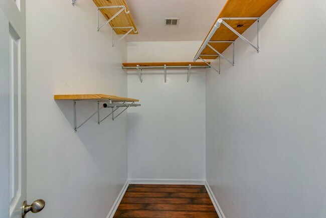 Building Photo - 988 Chardea Ct