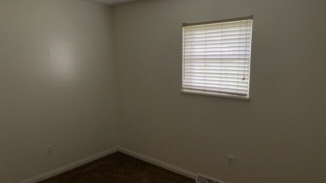 Building Photo - 621 Waneta Ave
