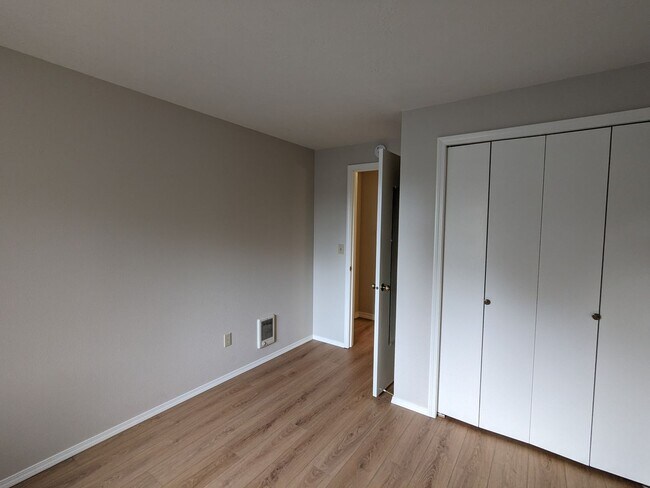 Building Photo - Charming 3x2 on Cul-de-sac with a double-car garage and fenced backyard near Hollinshead Park in ...