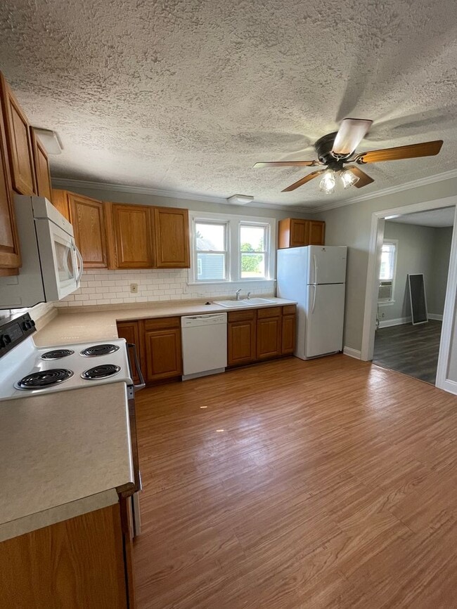 Building Photo - SINGLE FAMILY HOME Available August 1st!