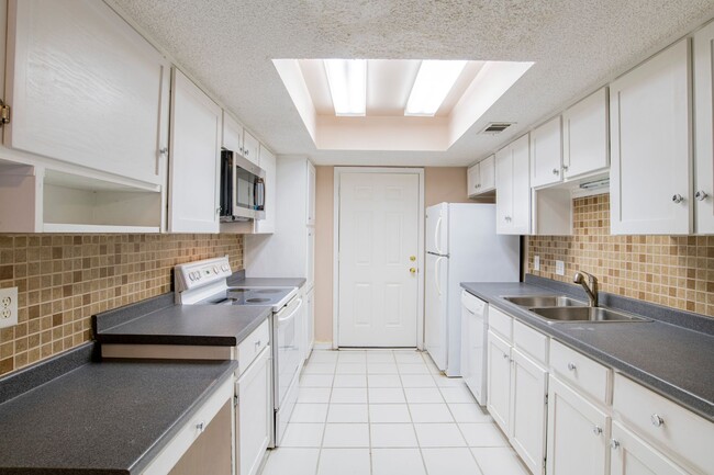 Building Photo - Great Townhouse in Central Pensacola