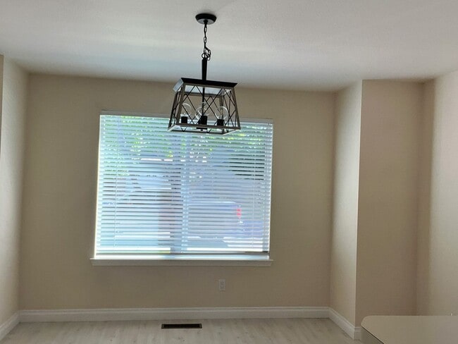 Building Photo - beautiful home in downtown gardnerville