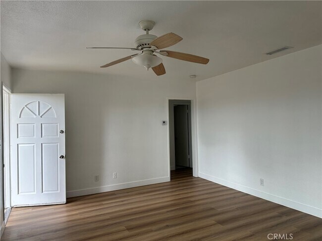 Building Photo - 4930 N Vincent Ave