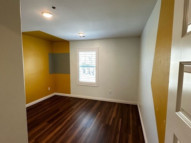 Building Photo - 4 Bedroom Single Family Home in Riverside
