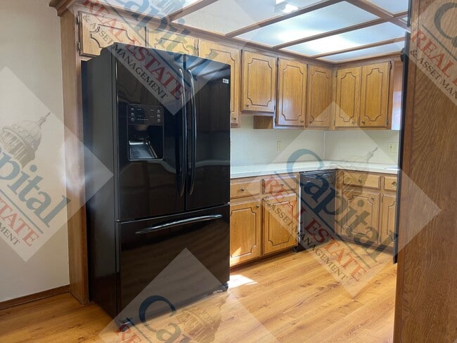 Building Photo - Country Beauty