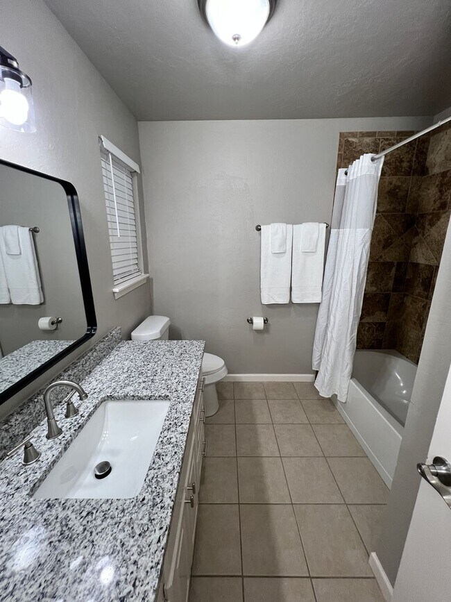 Building Photo - 919 SW 60th- AVAILABLE NOW!!