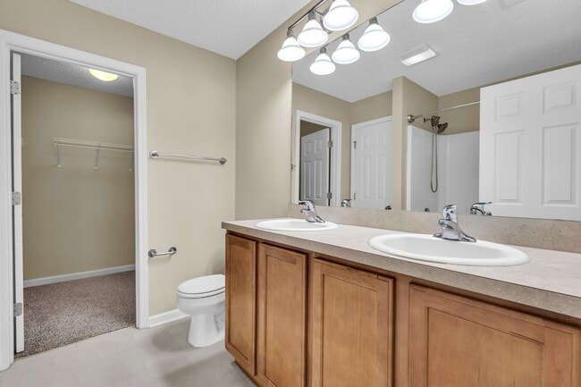 Building Photo - Charming 3-Bed Townhome in Prime Richmond Hill Location!