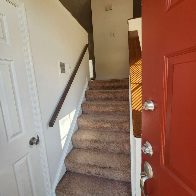 Building Photo - "Charming 3-Bed Townhouse with Finished Ba...