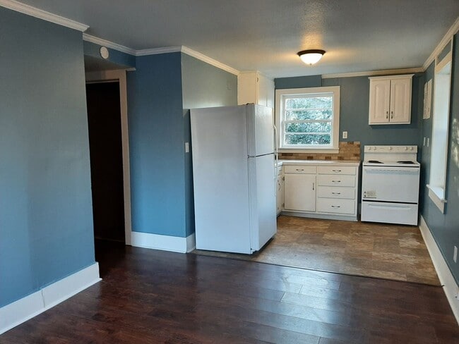 Building Photo - 609 N Oak St