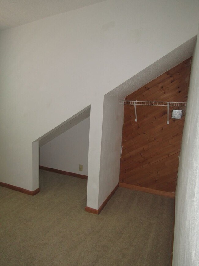 Building Photo - Gorgeous, Completely renovated 3 bedroom