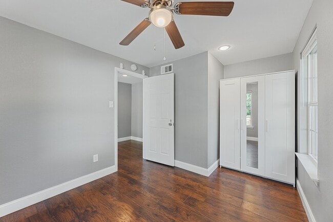 Building Photo - 2516 Halbert St