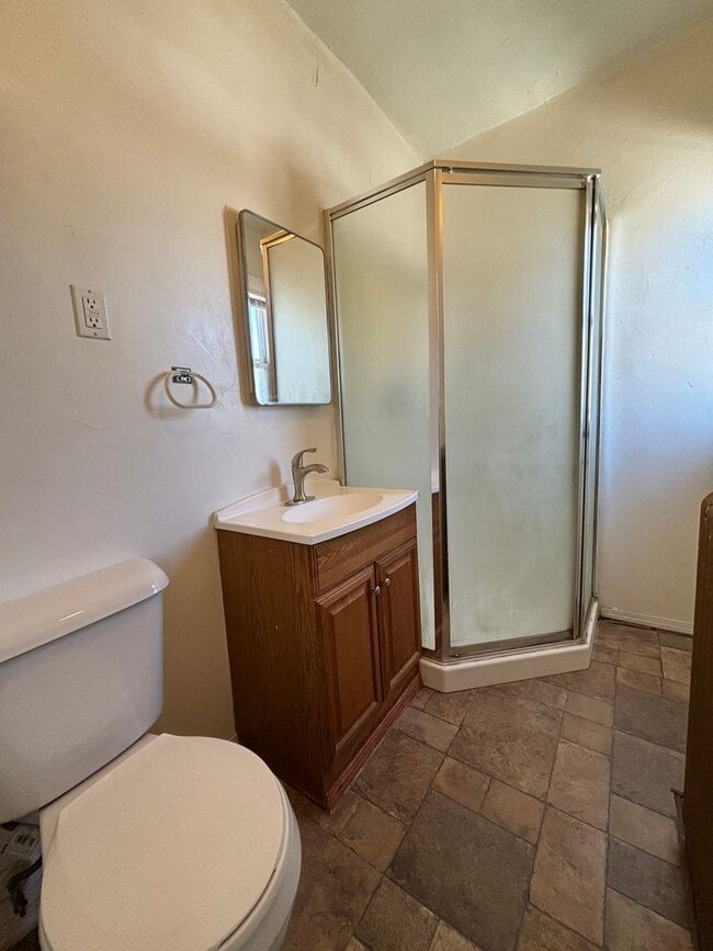 Building Photo - 828 S Maple Ave