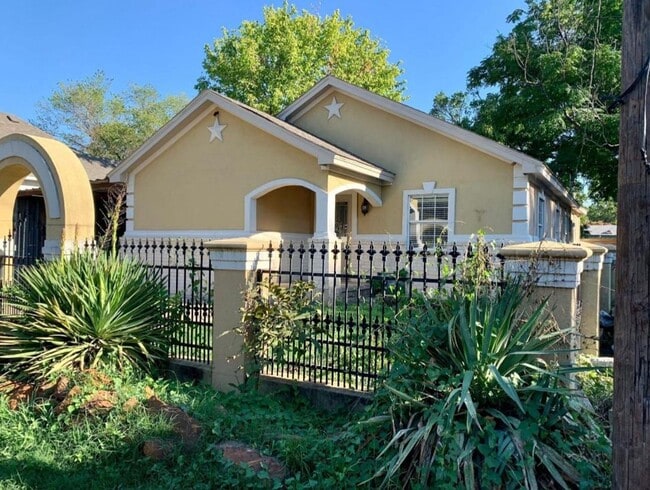 Primary Photo - Spacious 2 Bed, 1 Bath Home in Riverside R...