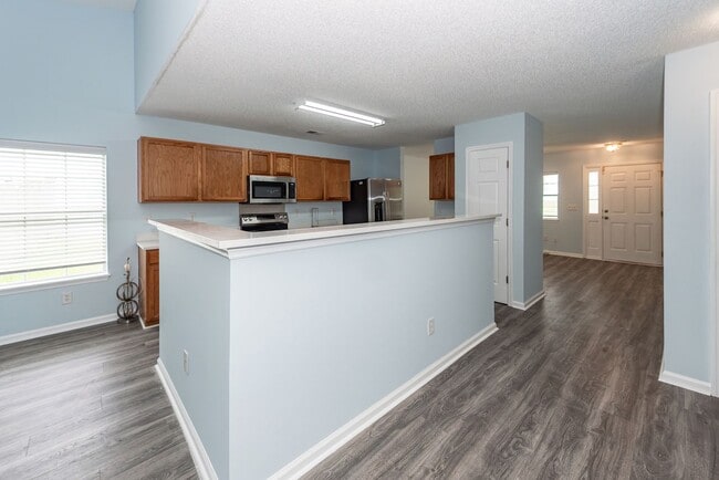 Building Photo - 4 Bedroom, 2 Bathroom Home in Park Hill Pl...