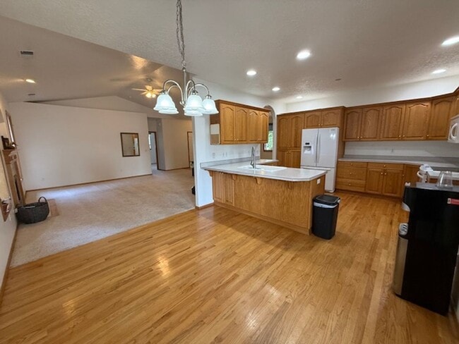 Building Photo - 4-bedroom 2.5 Bath McMinnville OR 97128