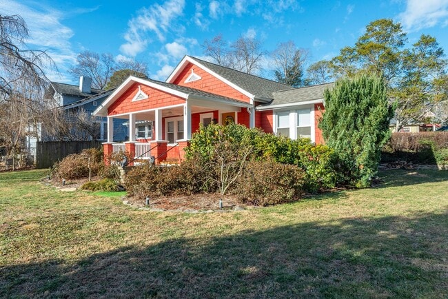 Building Photo - Charming Black Mountain Rental!