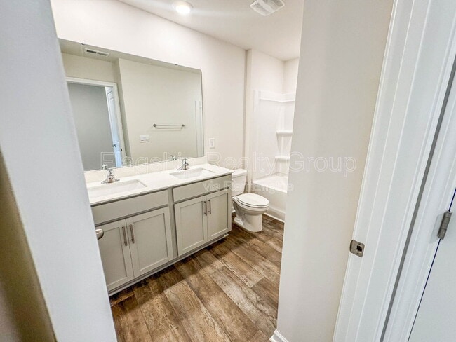 Building Photo - 2136 Montalvan Dr