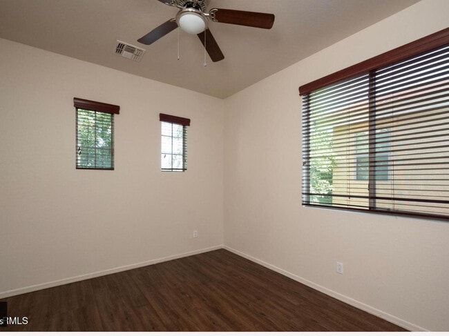 Building Photo - 141 W Hackberry Dr