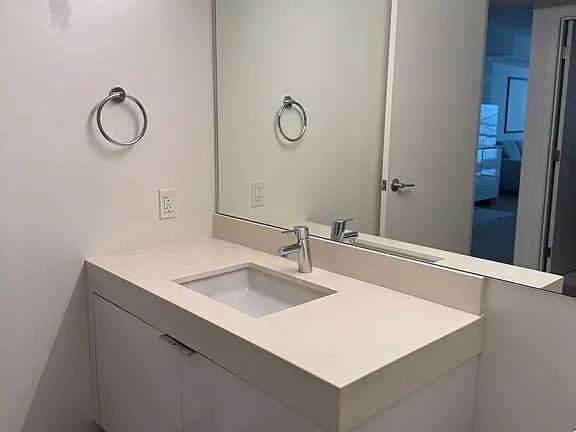 Building Photo - "Charming Urban Oasis: Spacious 1-Bedroom Retreat in the Heart of San Francisco!"
