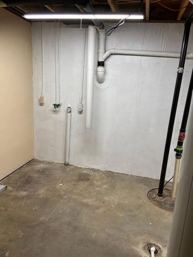 Building Photo - 8404-8406 W Thurman