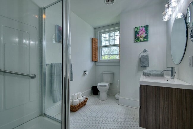 Building Photo - Spacious Living in a Prime Christiansburg Location