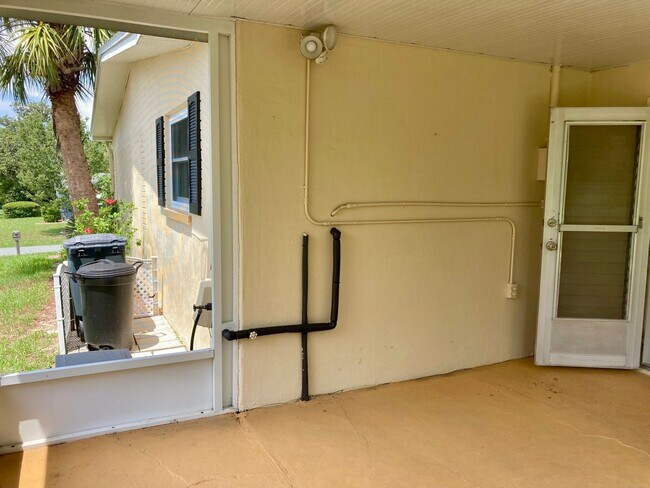 Building Photo - Clean ready to go 2/1 in Beverly Hills!