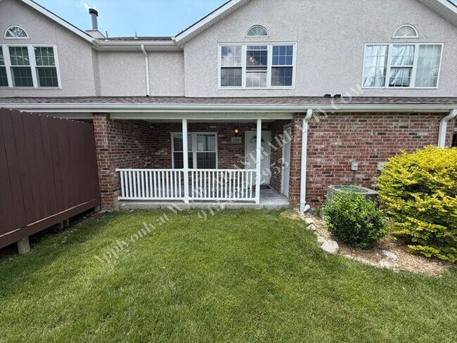 Building Photo - Beautiful Townhome in Olathe-Available NOW!!