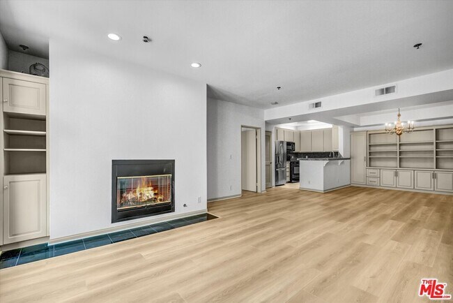 Building Photo - 2222 Beachwood Dr