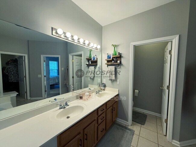 Building Photo - 833 Paran Oaks Dr