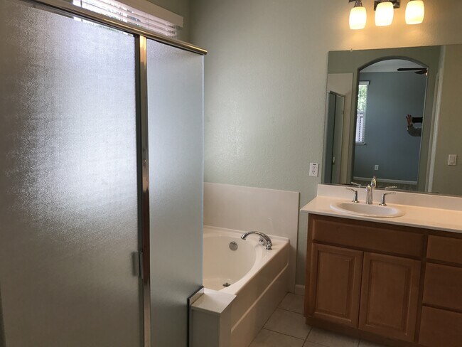 Building Photo - Beautiful Single Story, 3 Bedroom 2 Bath B...